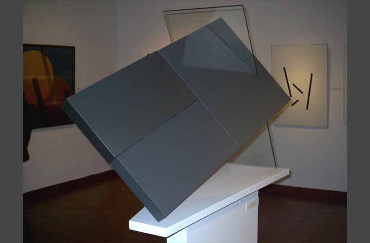 Movimiento en el espacio   Metal y vidrio   1.10 x 0.80 x 0.50 mts. escultura,